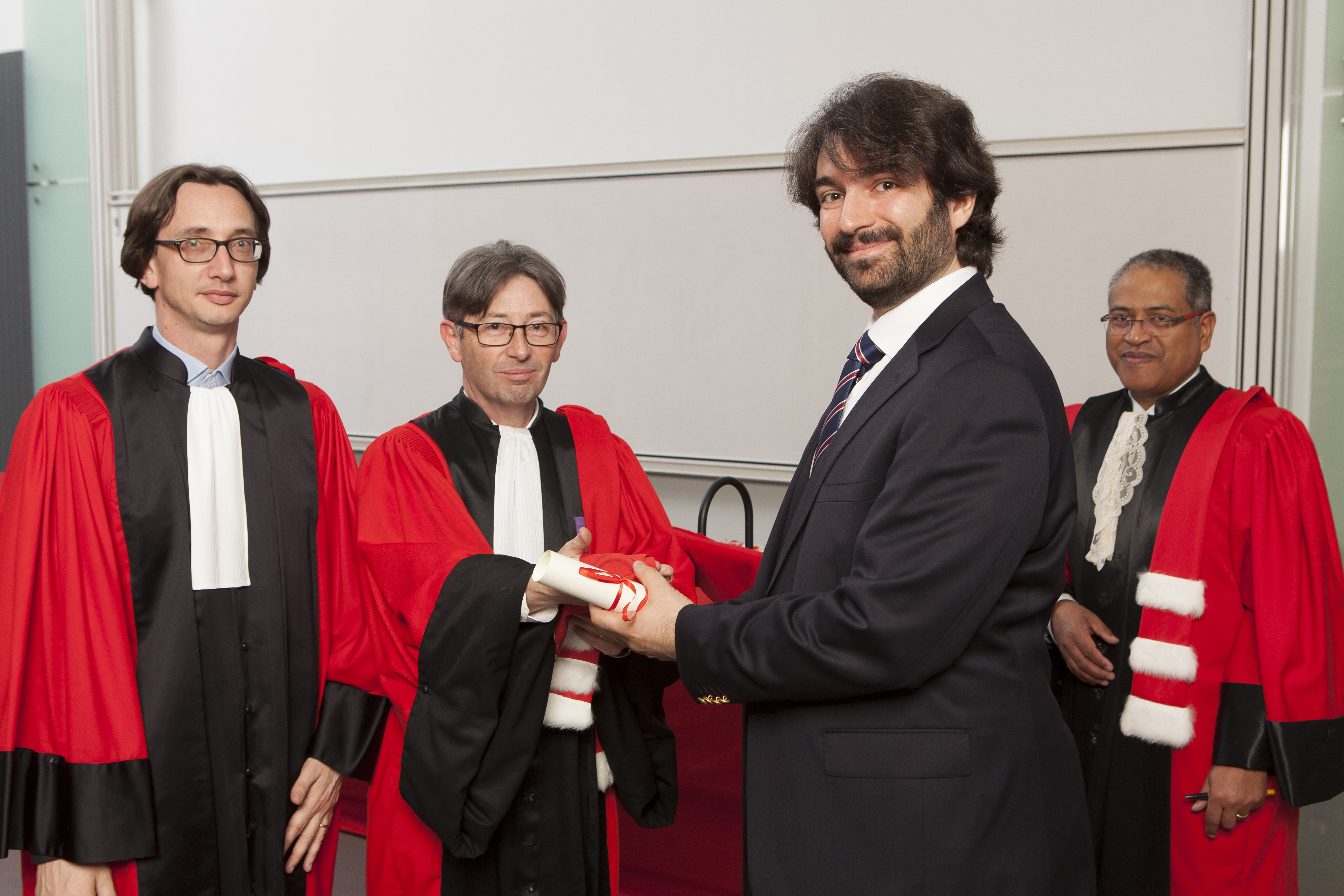 Cérémonie de remise des épitoges 2016, un doctorant et Joël Andriantsimbazovina, Directeur Ecole Doctorale 