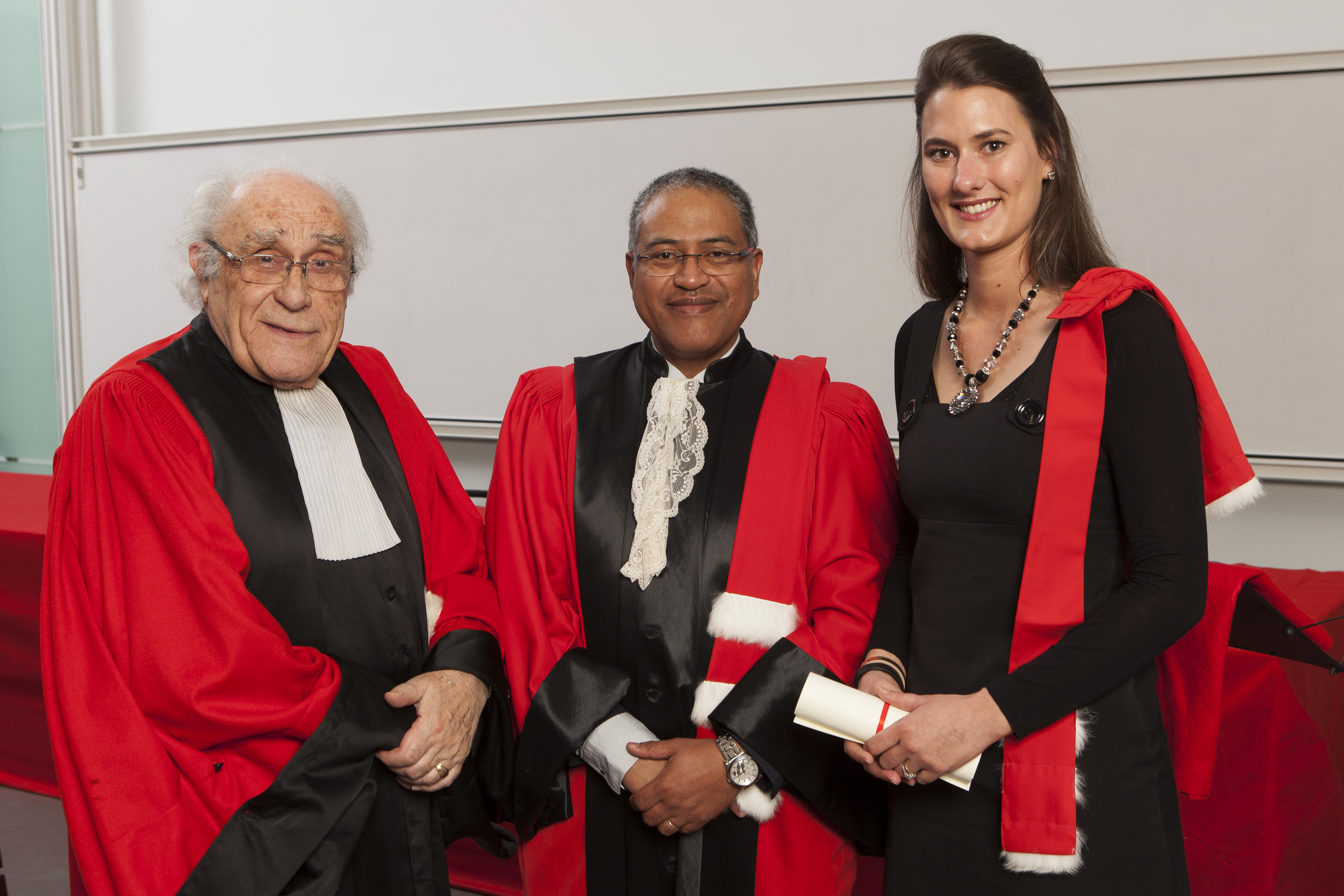 Cérémonie de remise des épitoges 2016, François Roujou de Boubée, Joël Andriantsimbazovina, Directeur Ecole Doctorale, et une doctorante