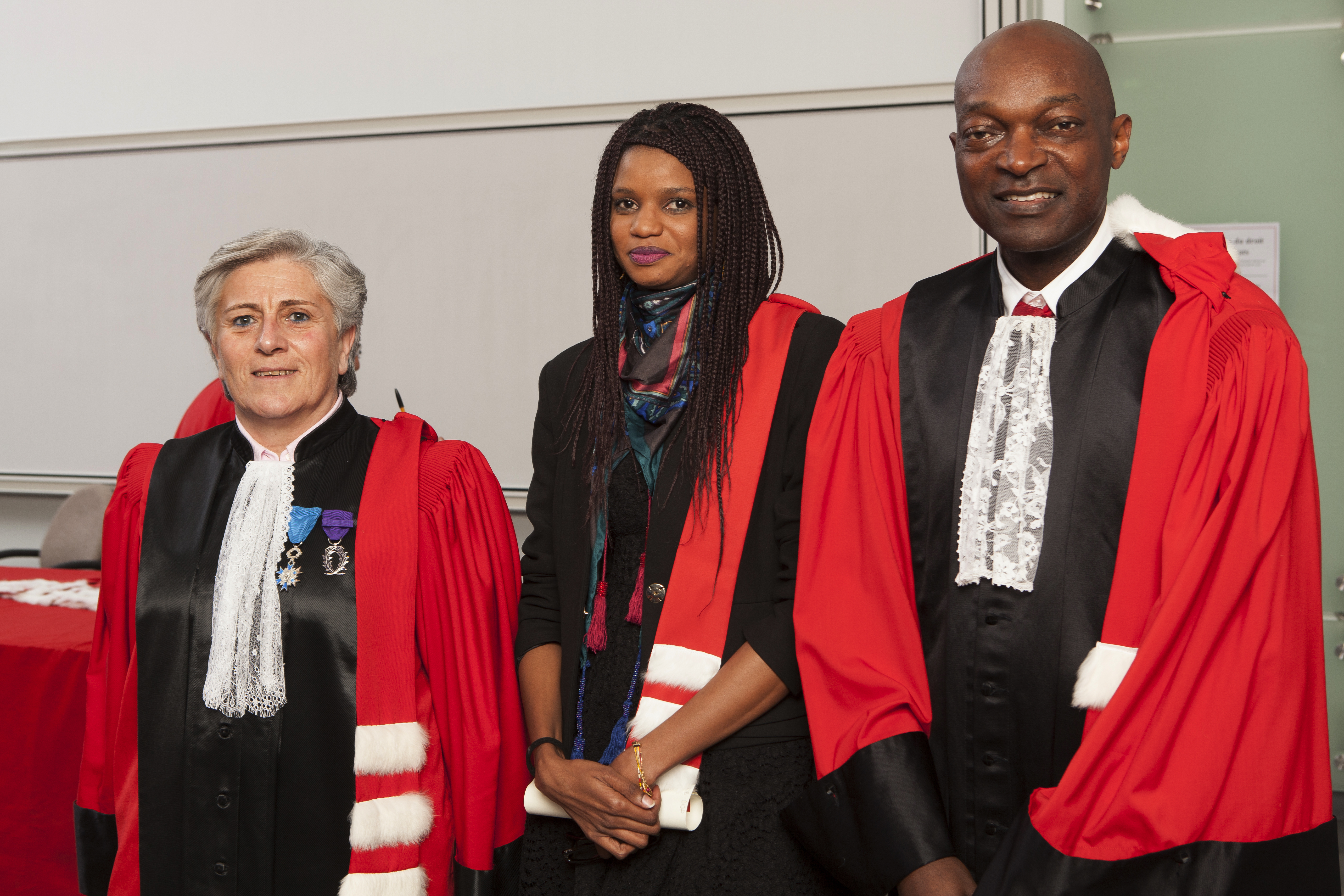 Cérémonie de remise des épitoges 2016, Corinne Mascala, une doctorante et Hugues Kenfack